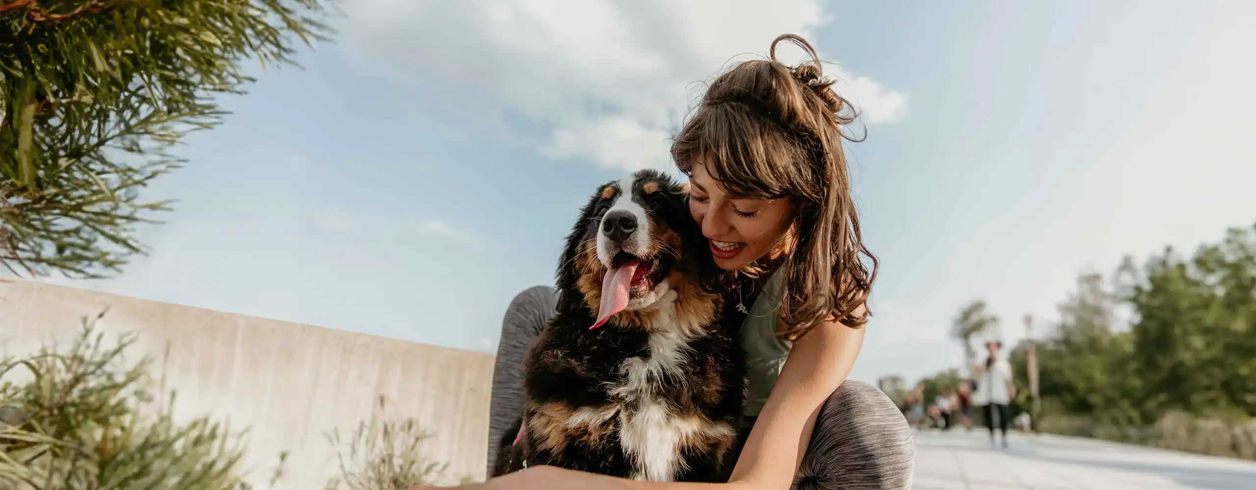 Frau kuschelt mit Hund
