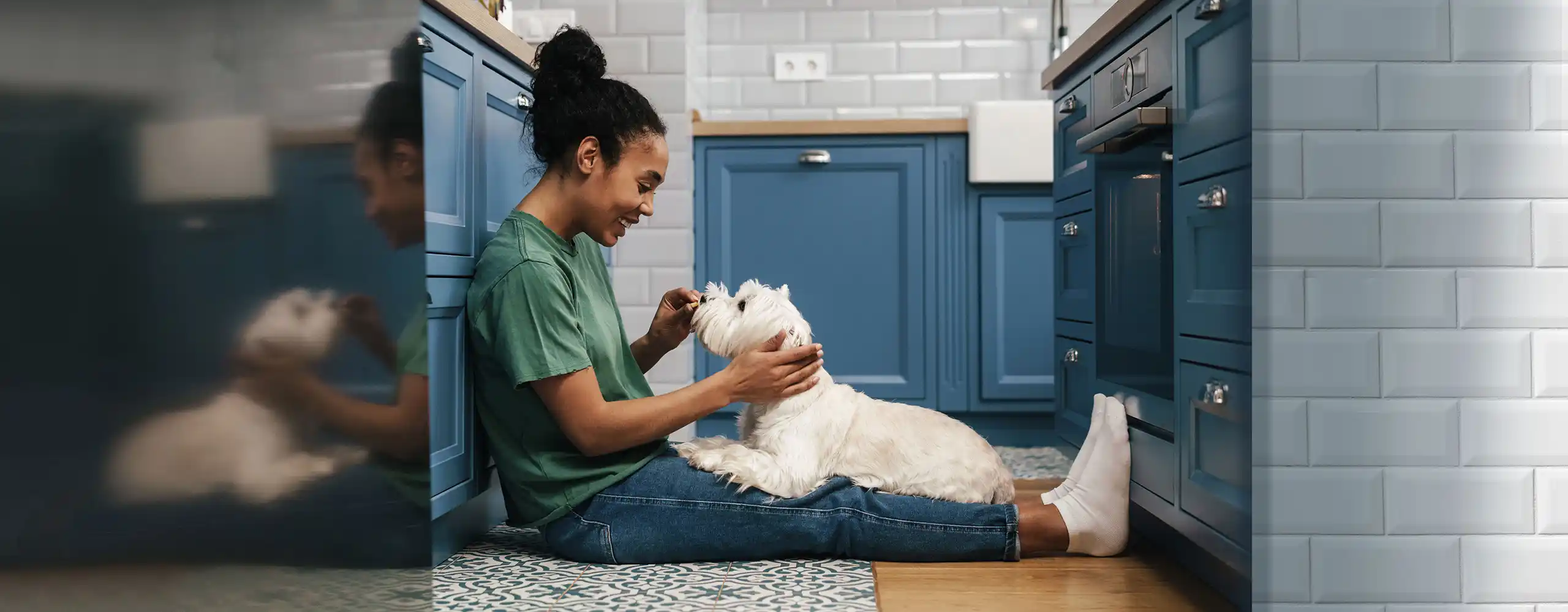 Frau mit Hund in der Küche