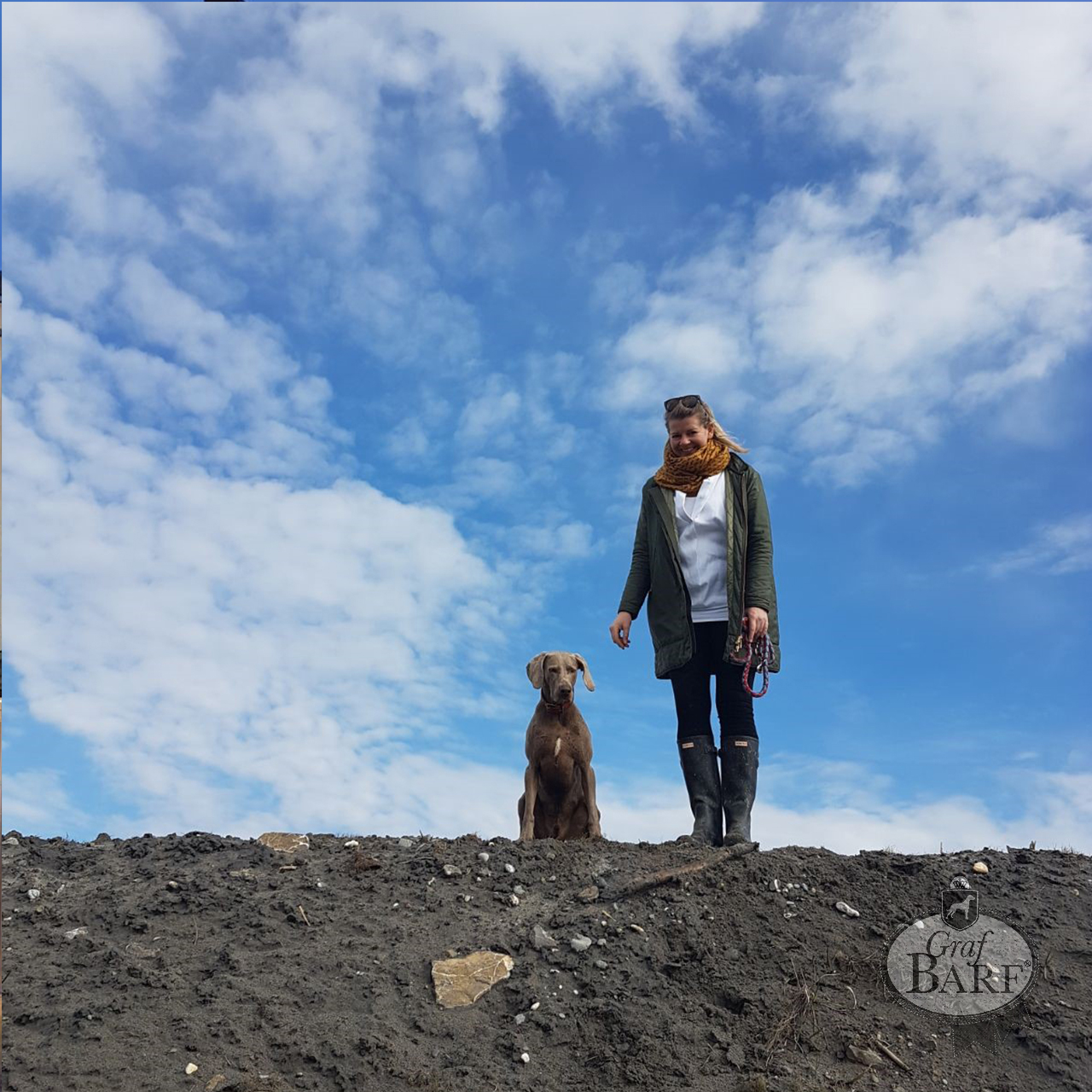 Graf Barf vor Ort – Folge 7: WAUA MIAUA aus Österreich in Vorarlberg Frau mit Hund steht auf einem Hügel