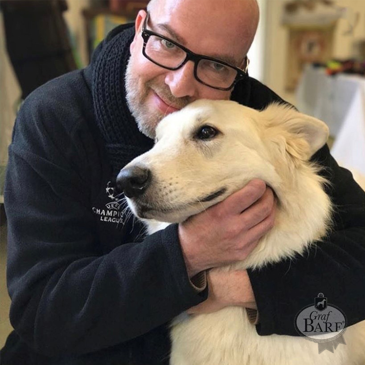 Graf Barf vor Ort – Folge 8: Omas Hundekekse in Mönchengladbach Mann mit Bart umarmt weißen Hund